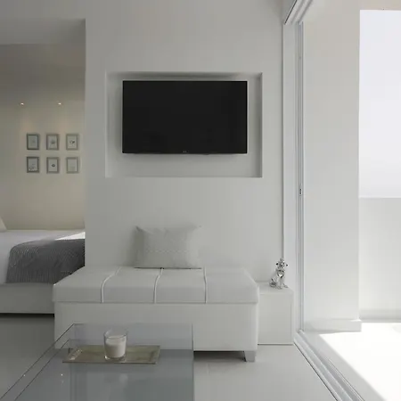 The White Pearl - Front Centre With Sea View.