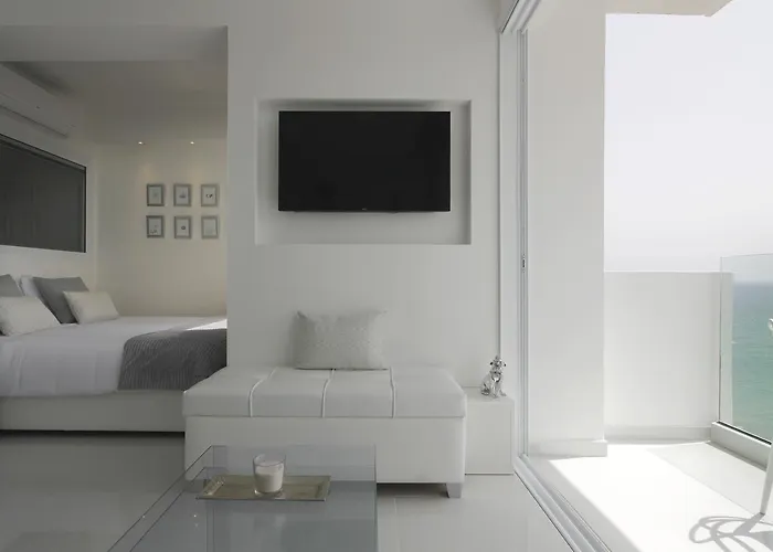 The White Pearl - Front Centre With Sea View.