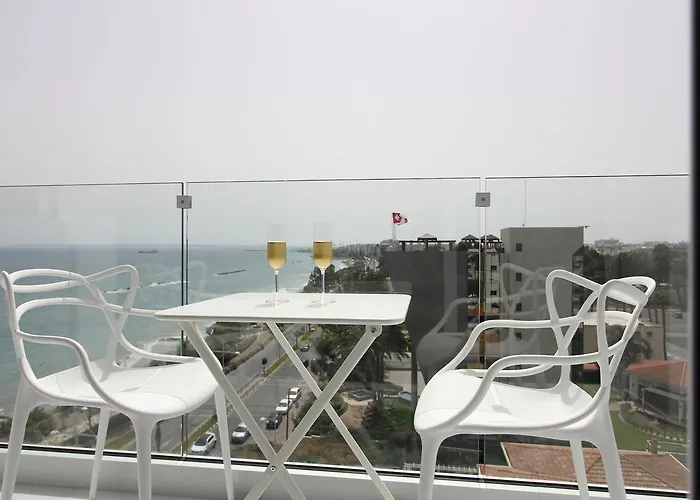 The White Pearl - Front Centre With Sea View. *